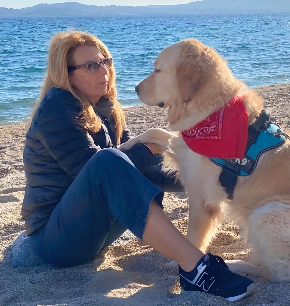 Shaina Lebeau, communicatrice animale professionnelle depuis 20 ans, échange télépathiquement avec un chien dans un moment de complicité et de connexion profonde