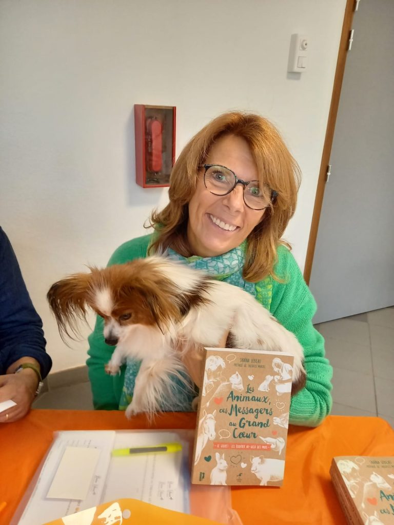 Pourquoi mon animal a-t-il un comportement agressif ? Un chien exprime sa peur et son stress lors d’une séance de communication animale pour comprendre les causes de son agressivité.